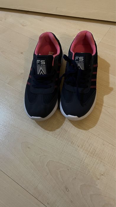 Кроссовки женские