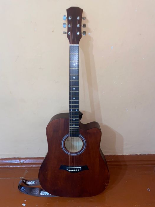 Гитара новая есть коробка и чехол