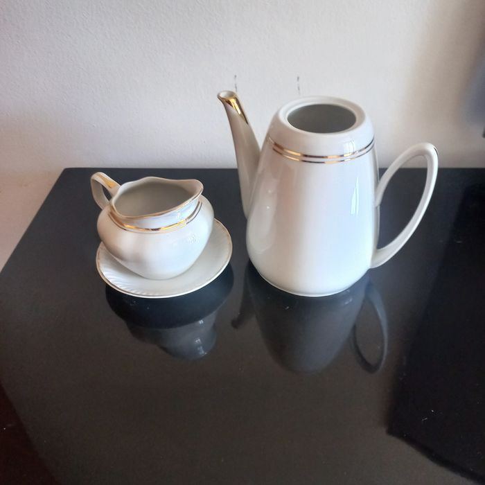 Cafetiera, latieră și farfurie suport din porțelan alb
