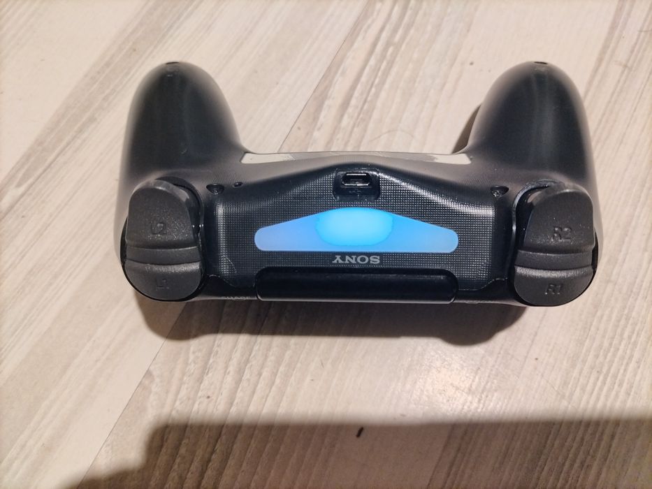 Vând o manetă PS 4 este ok se da cu proba