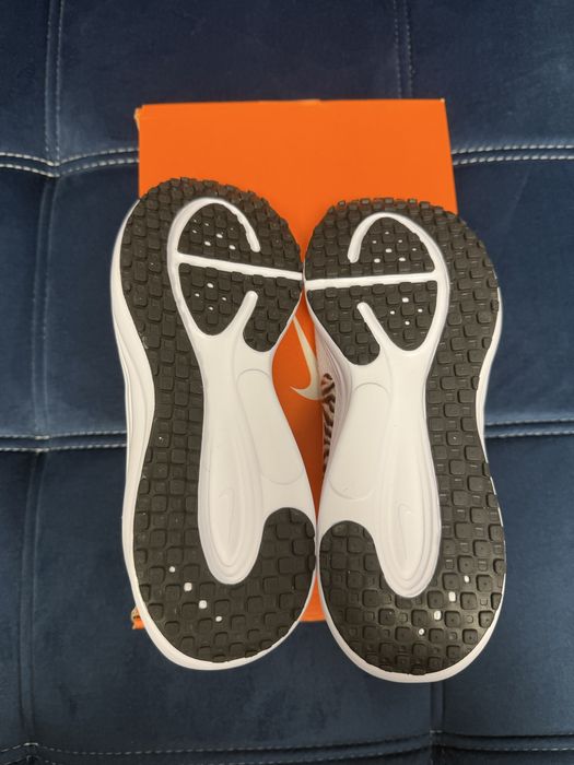 Adidasi Nike noi