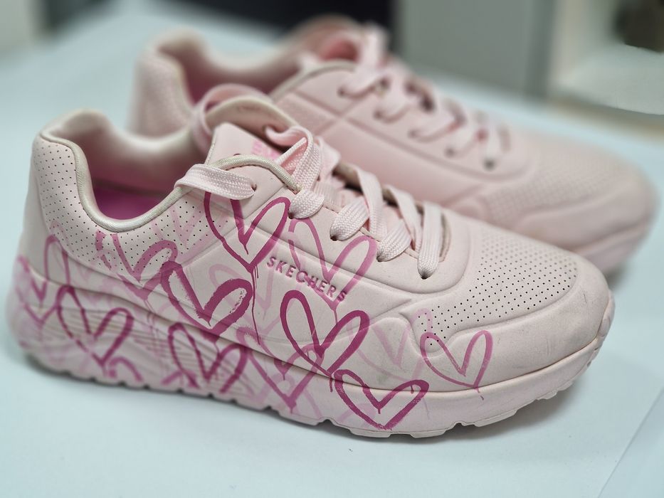 papuci Skechers roz, fete, cu inimioare marime 36,5