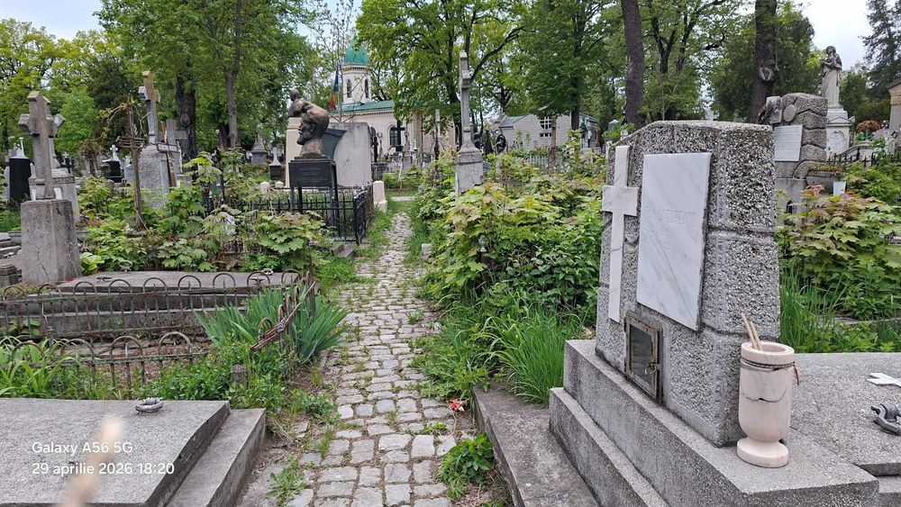 Monument funerar in cimitirul Eternitatea IASI cu trei cripte