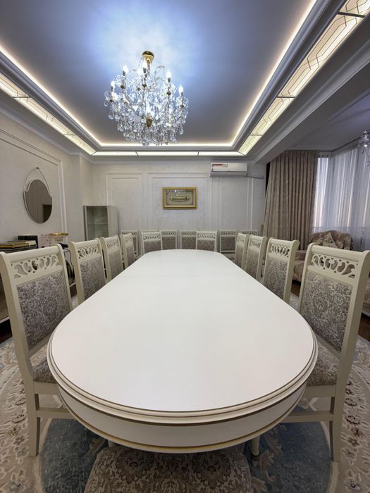 Стол и стулья в гостинную