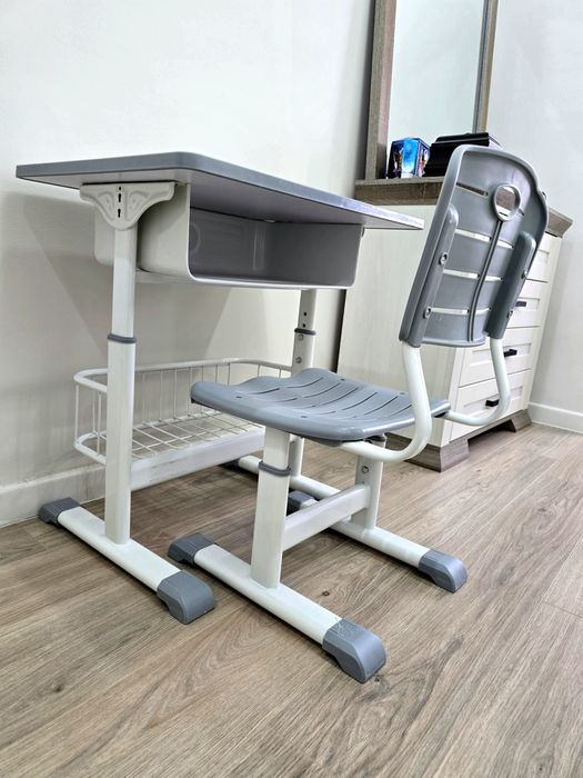 Детский письменный стол и стул