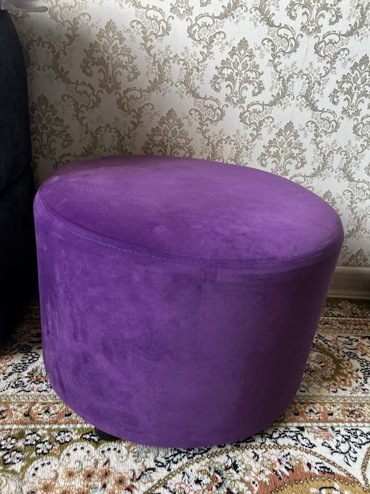 Стол детский круглый и пуфики