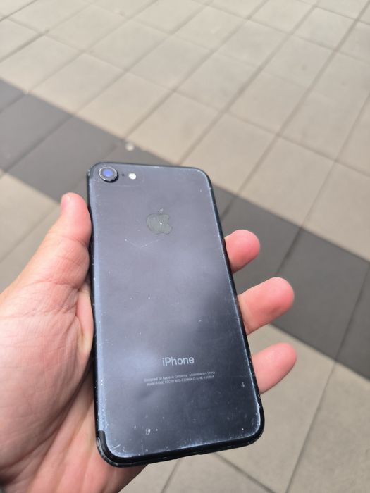 Айфон 7 хорошее состояние  iPhone 7 идеал телефон