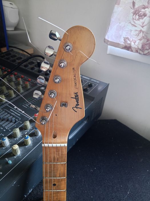 Электрогитара "Fender stratocaster"