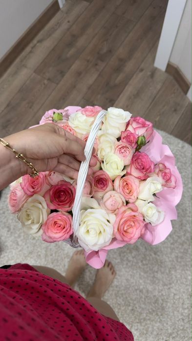 Букет розы на корзине