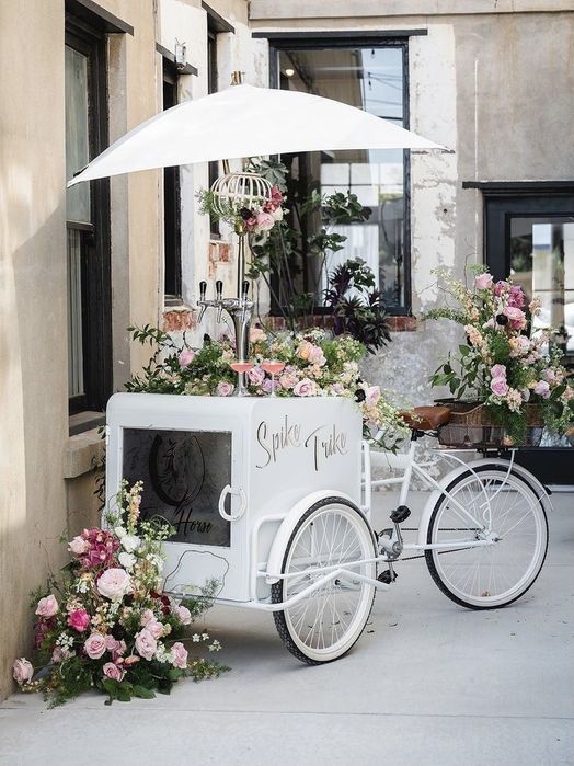 Bicicleta cargo pentru vânzarea cu amănuntul flori sucuri inghetata