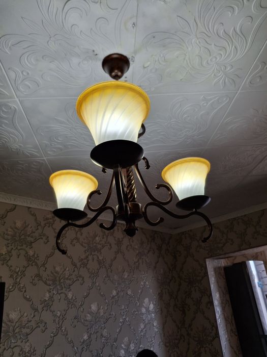 Продам люстру  почти новый,