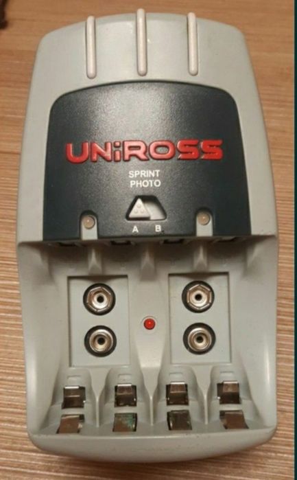 Мултифункционално зарядно за различни видове акумулаторни батерии.