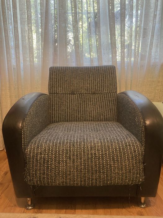 Два кресла, бывших в употреблении