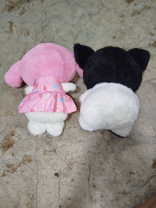 Мягкие плюшевые игрушки в виде Мелони и Куроми.