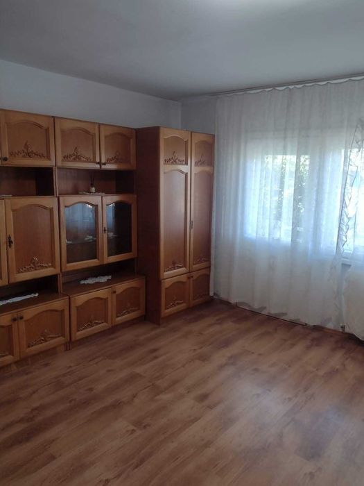 Inchiriez apartament (langa politie Longinescu)