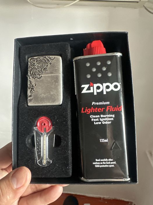 Продам зажигалку Zippo