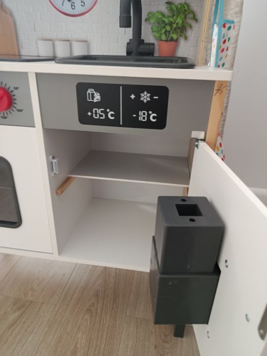 Vând bucătărie cu accesorii+ masa cu scaune  copii