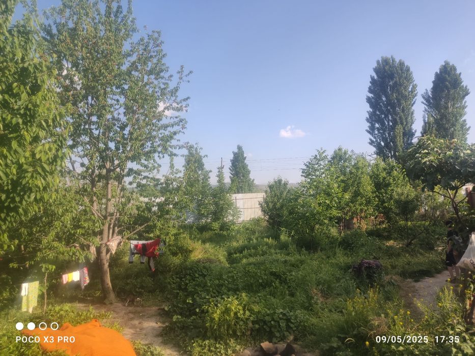 Uy sotiladi 6 sotok  yer bor  yol yoqasida joylashgan