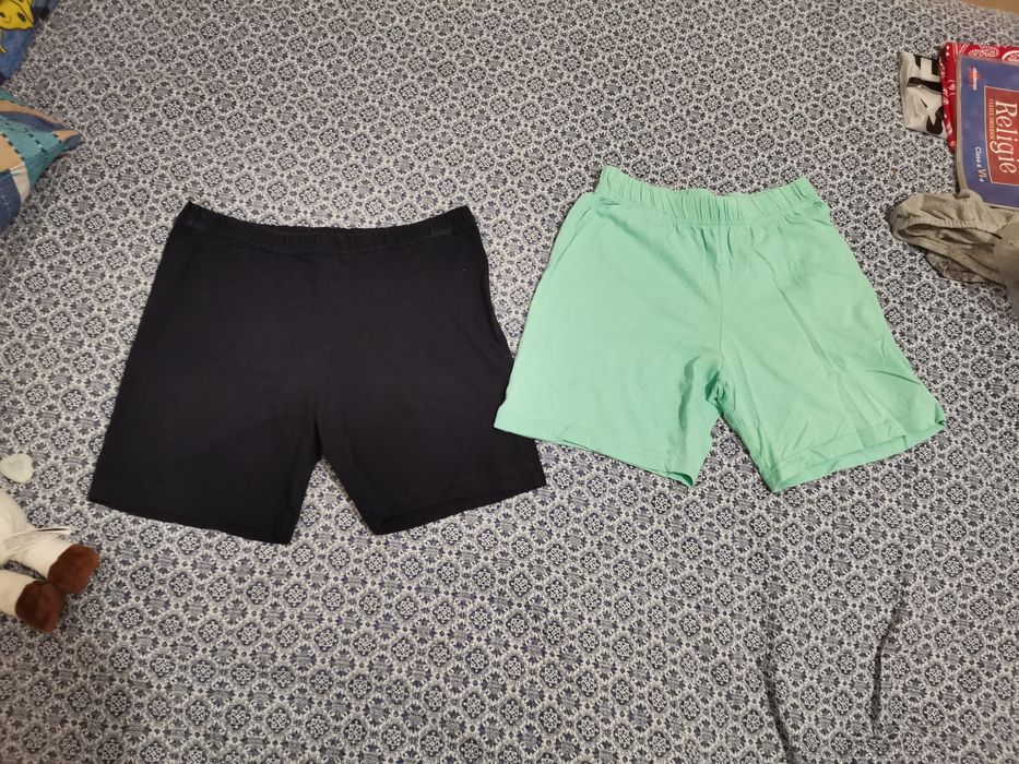 Tricouri XS și pantaloni 134-140