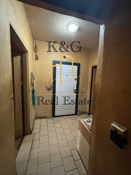 Двустаен разширен в ж.к " Орел "