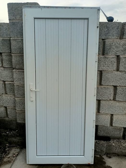 Пластиковое двери
