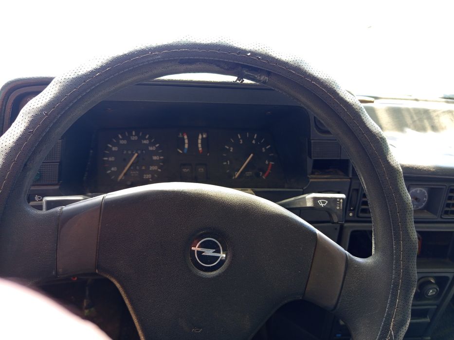 Продавам  Opel Kadett  цял за части 

1.6i, Хечбек, Употребяван, За части,