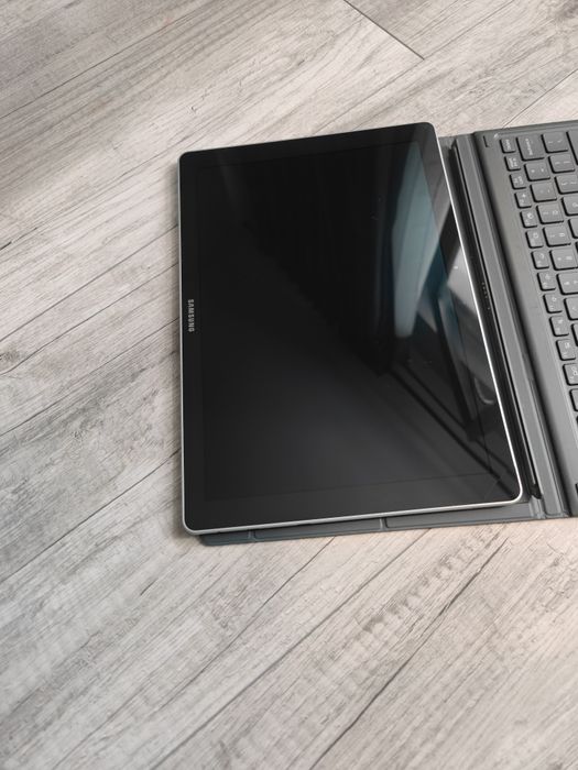 Samsung Book 12 OLED 12" 2k Intel i5, 8 GB RAM SSD 256 GB Tableta PC