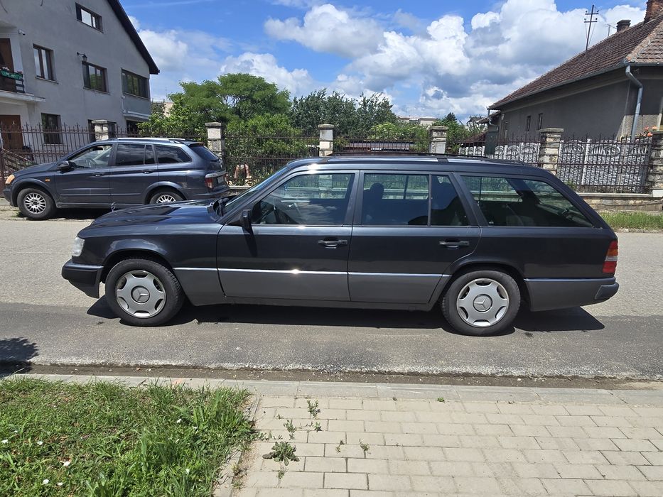 Mercedes E220 W124 T model retro