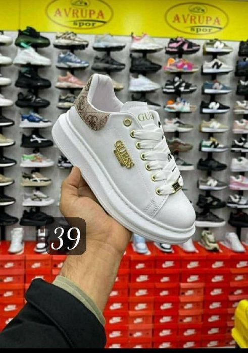 Adidasi dama Guess