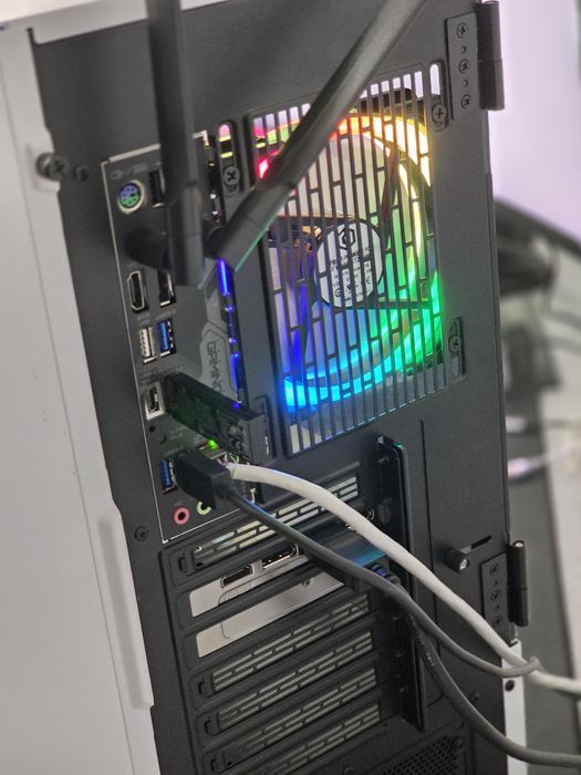 Pc Gaming Ryzen 7 9800X3D ,RTX 5070TI , 32GB DDR5 , 2TB