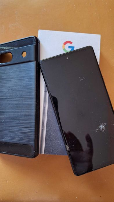 Smart phone Google Pixel 7a cu display crăpat