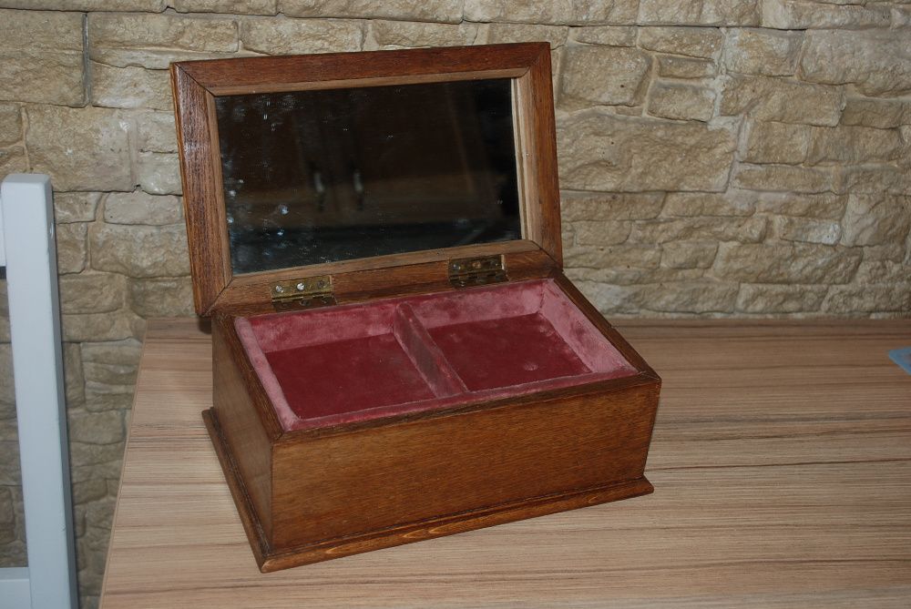 Ofer spre vanzare o caseta veche ,marchetata, din stejar