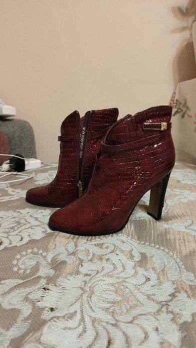 Бордовые, лакированные ботильоны.