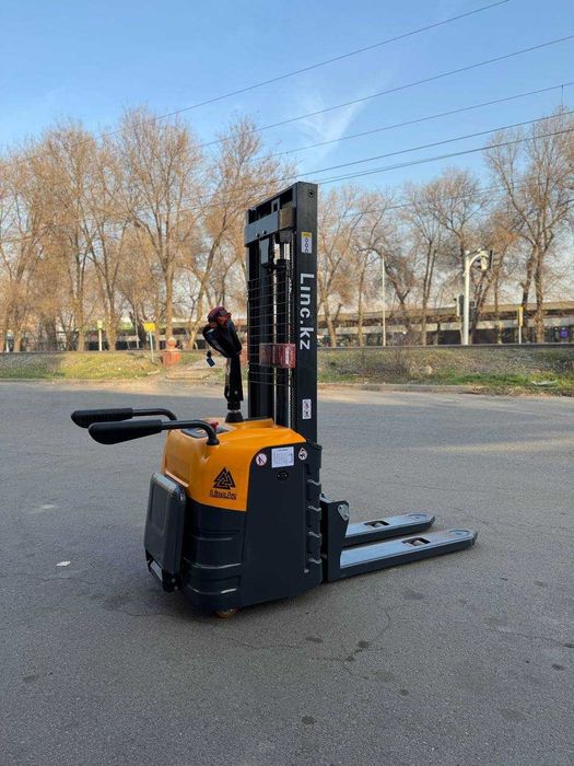 Самоходный, электрический штабелер,