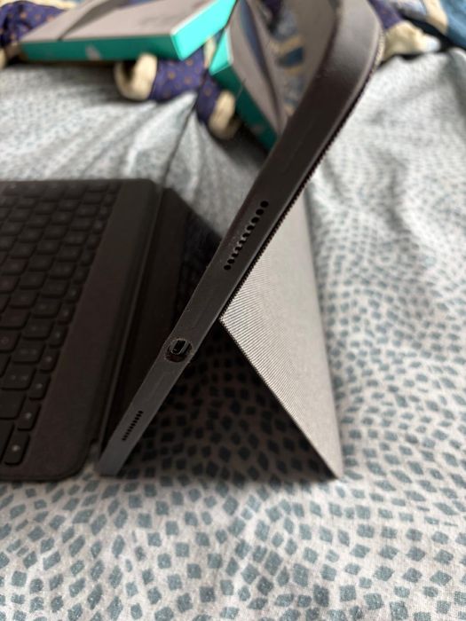 Husa cu tastatura logitech Combo Touch pentru iPad Pro 12.9”, gen5-6