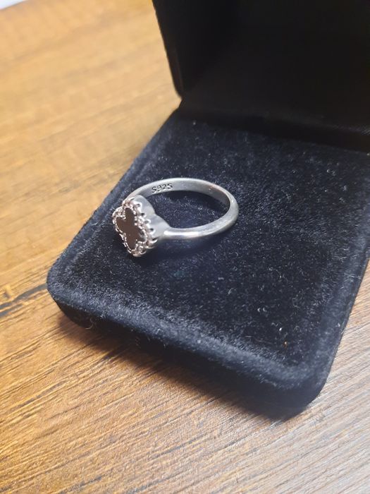 Сребърен пръстен с черен камък кръст