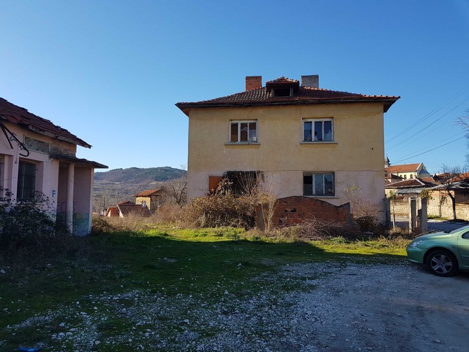 Бизнес имот в центъра на с. Церово, общ. Лесичово