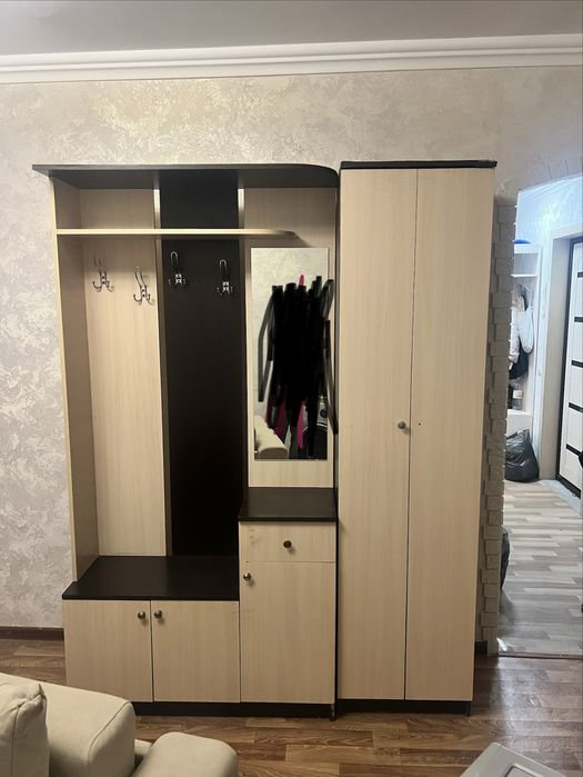 Продается прихожий шкаф