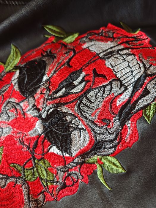 Кожено яке с бродирани рози и череп