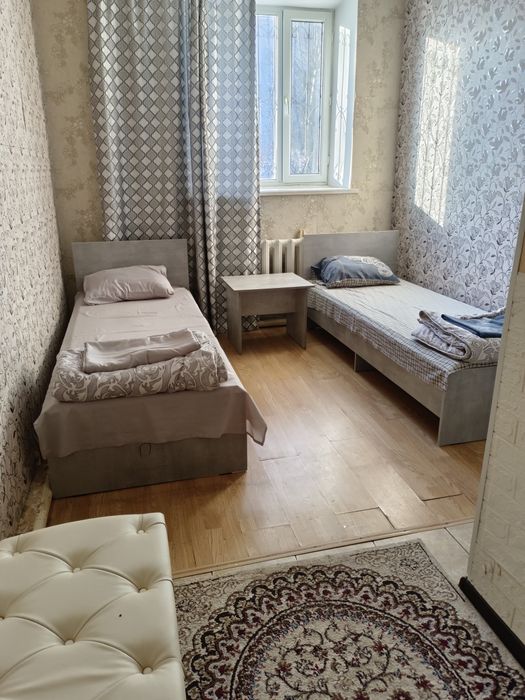 Гостиница на правом в центре