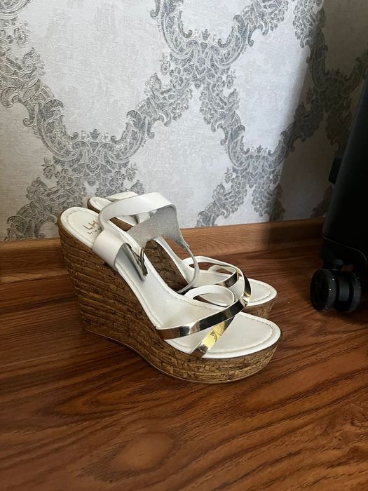 Босоножки на высокой платформе