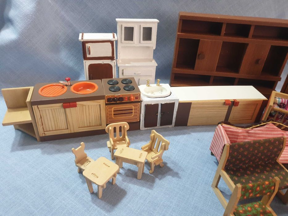 Дървени ръчноизработени мебели за кукли - 25 броя