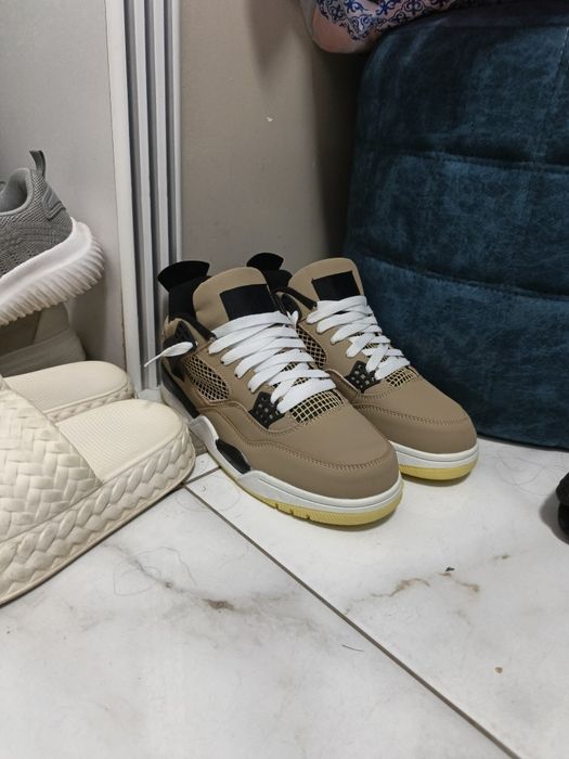 Продам кроссовки Jordan 4