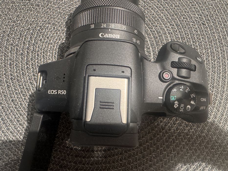 Canon EOS R50 + портретен обектив