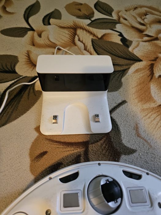 Vând doi roboti aspirator xiomi