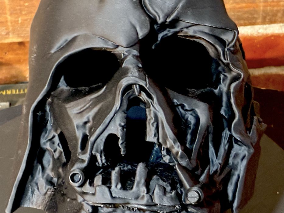 Star Wars. Разтопения шлем от кладата на Darth Vader