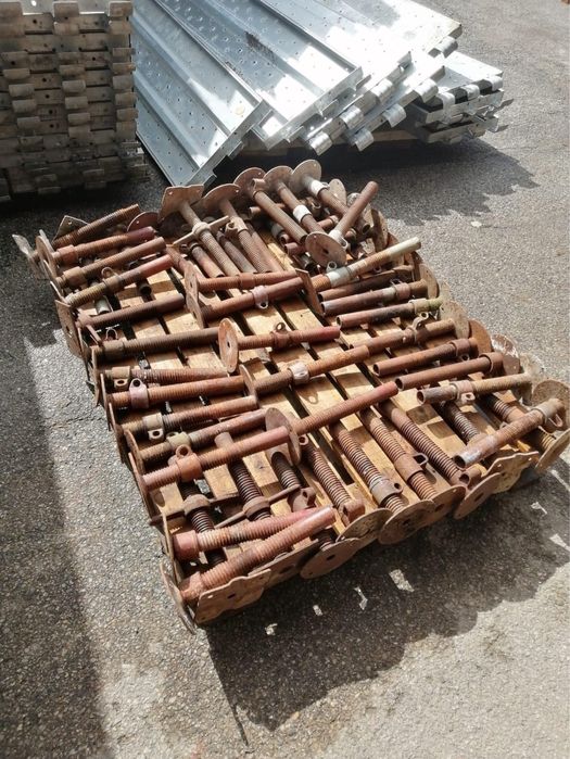 Регулируеми пети за италианско рамково скеле