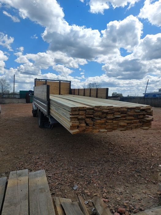 Доски брус стропила балка