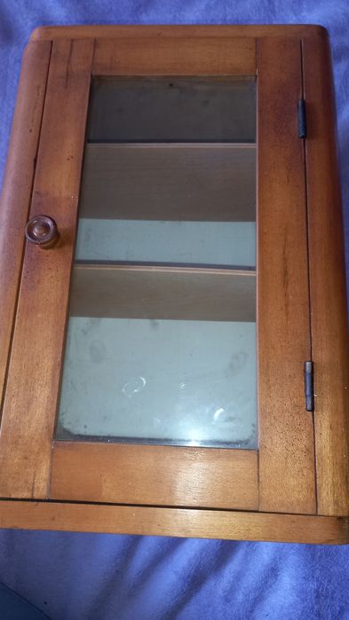 Vand dulăpior lemn,culoare natur,interior compartimentat,1 usa