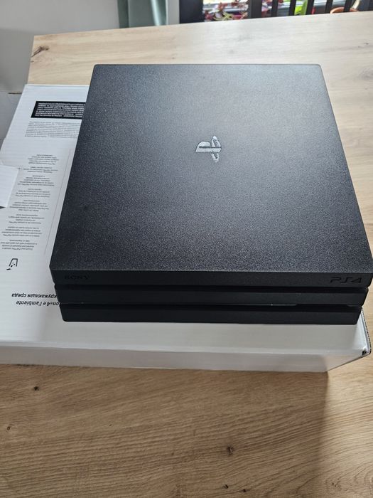 PlayStation 4 Pro 1TB + 2 manete | Stare foarte bună | Folosit puțin